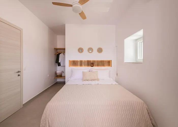 Muca * Τριοβάσαλος